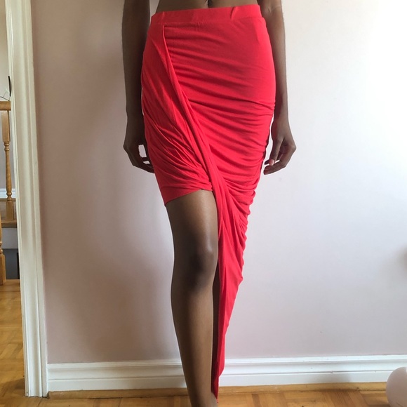 Red assymetrical skirt - Picture 1 of 3